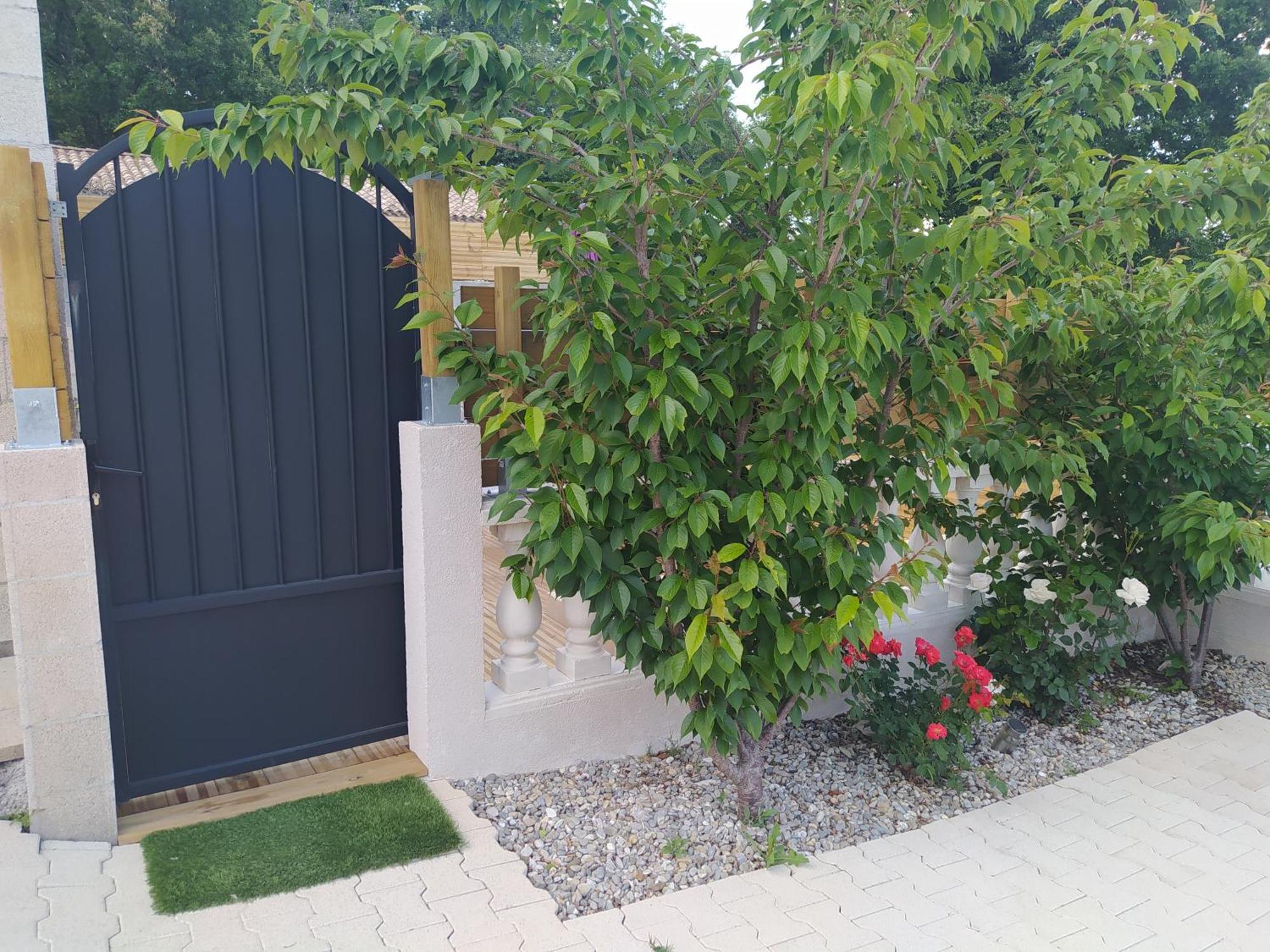 Studio Cosy Avec Terrasse Et Jacuzzi A Disposition De Mai A Aout Rians  Екстериор снимка